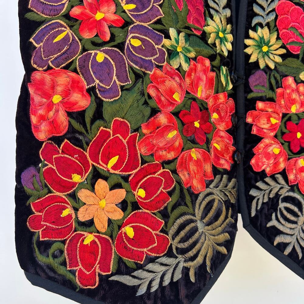 Vintage Handmade Guatemalan Handmade Embroidered Red Floral Vest Medium - Picture 4 of 8